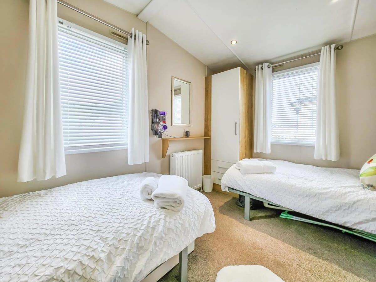 Villa Escape To Paradise At Pevensey Bay Holiday Park 13 Woodland Walk Extérieur photo