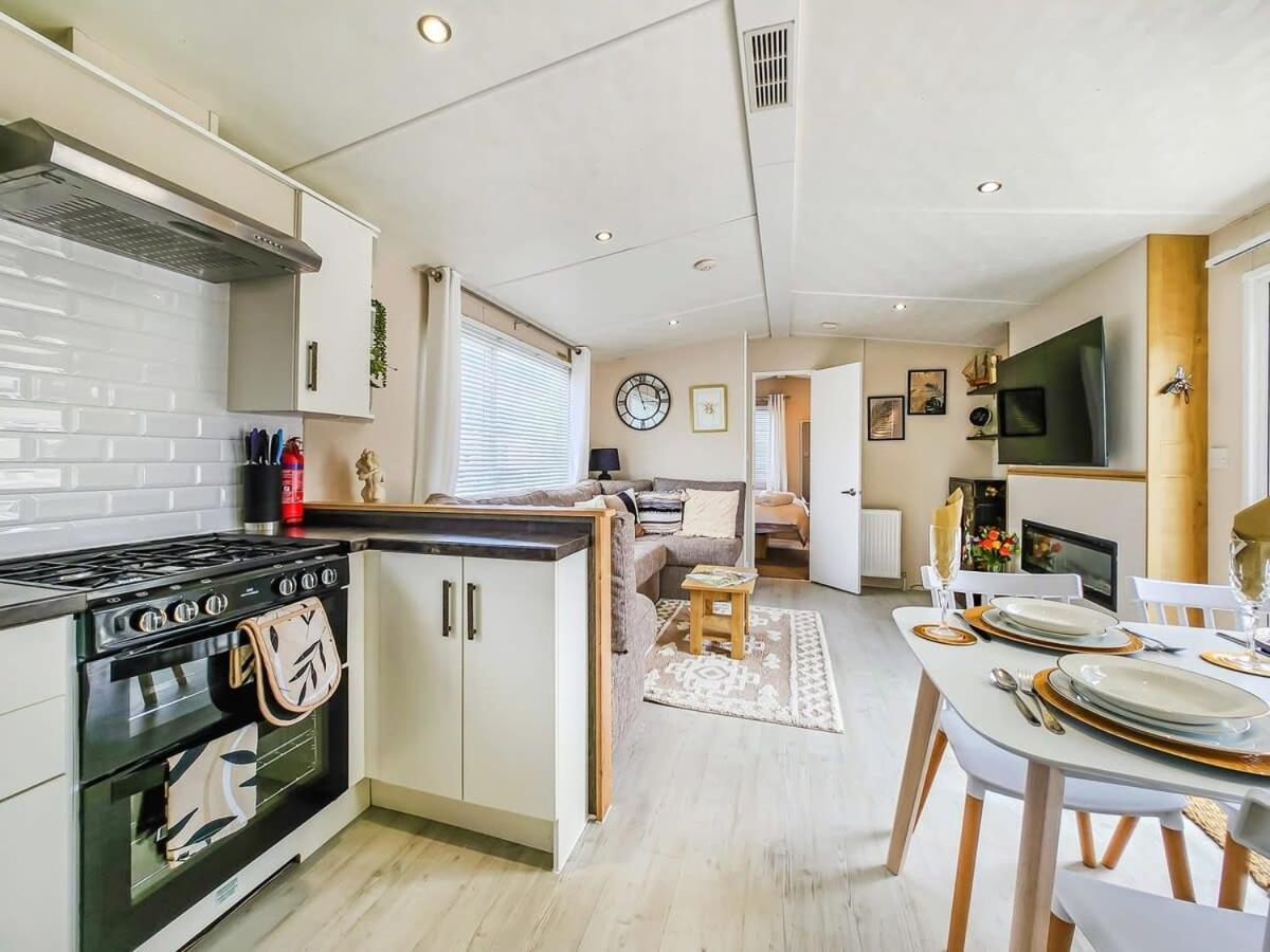 Villa Escape To Paradise At Pevensey Bay Holiday Park 13 Woodland Walk Extérieur photo