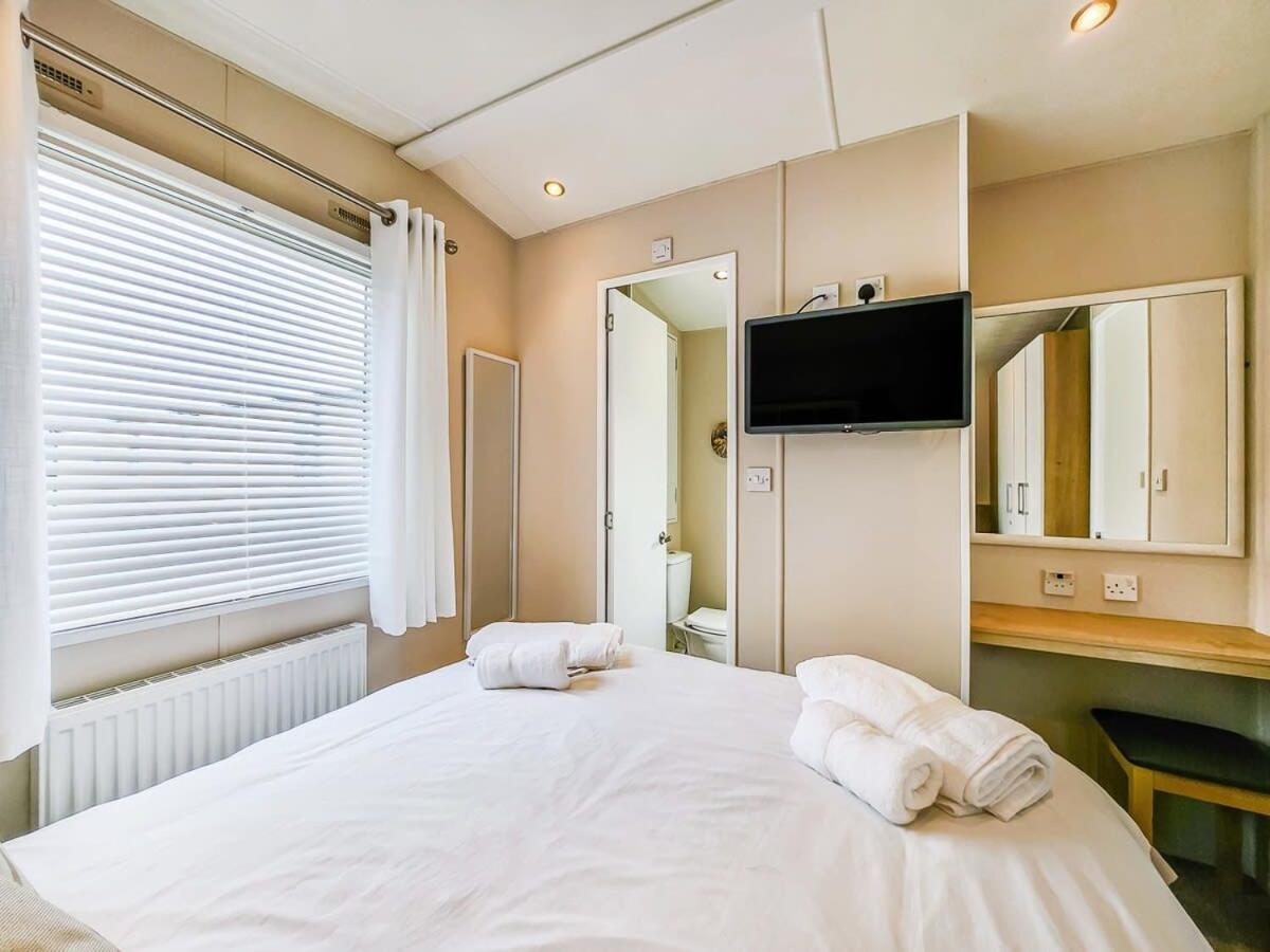 Villa Escape To Paradise At Pevensey Bay Holiday Park 13 Woodland Walk Extérieur photo