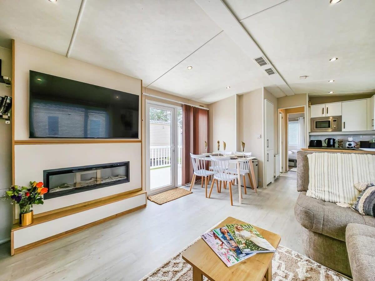 Villa Escape To Paradise At Pevensey Bay Holiday Park 13 Woodland Walk Extérieur photo