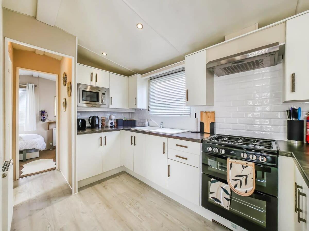 Villa Escape To Paradise At Pevensey Bay Holiday Park 13 Woodland Walk Extérieur photo